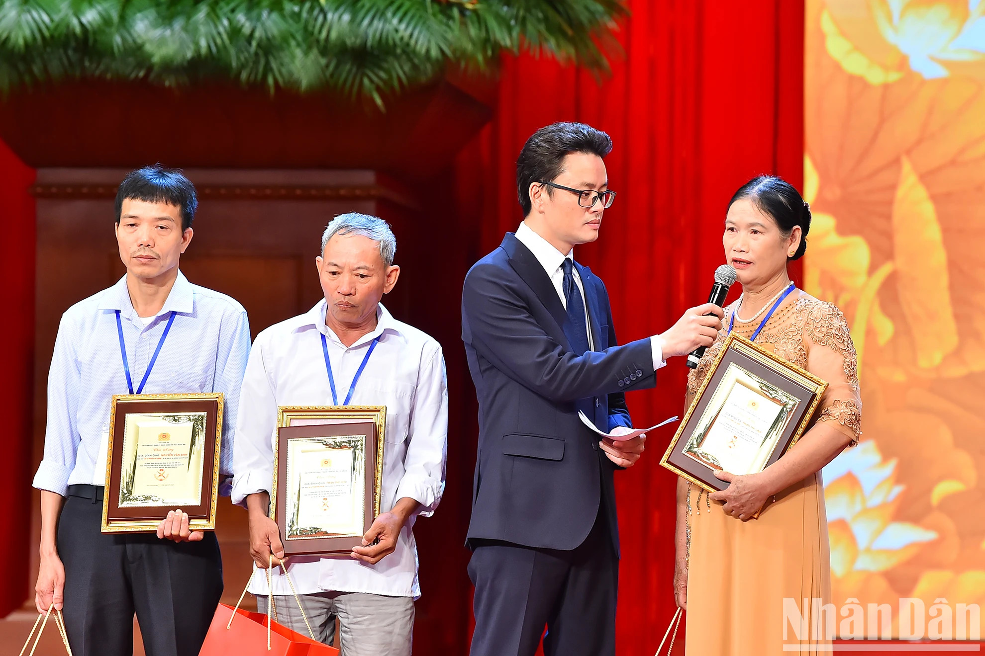 获颁发DNA证书的烈士家属代表交流。 获颁发DNA证书的烈士家属代表交流。