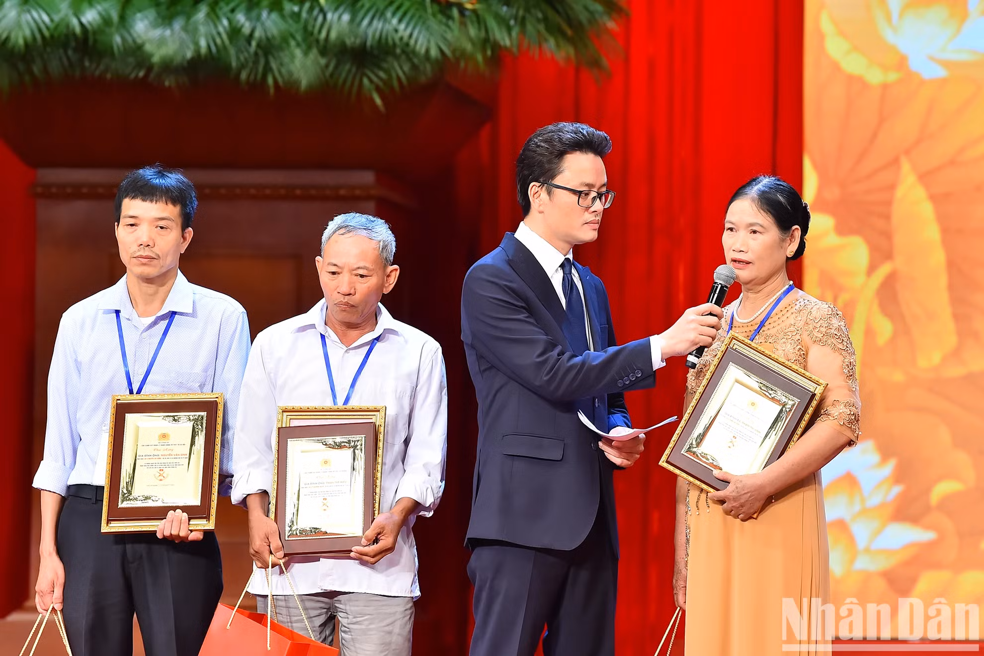 获颁发DNA证书的烈士家属代表交流。 获颁发DNA证书的烈士家属代表交流。