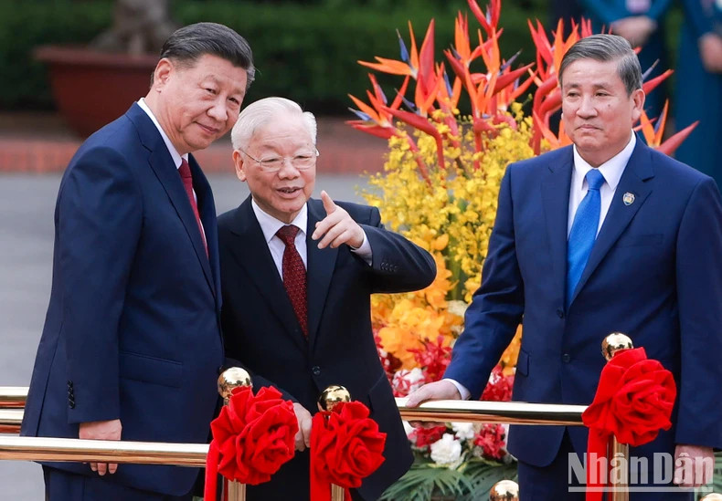 越共中央总书记阮富仲和中共中央总书记、中国国家主席习近平在欢迎仪式上。 越共中央总书记阮富仲和中共中央总书记、中国国家主席习近平在欢迎仪式上。