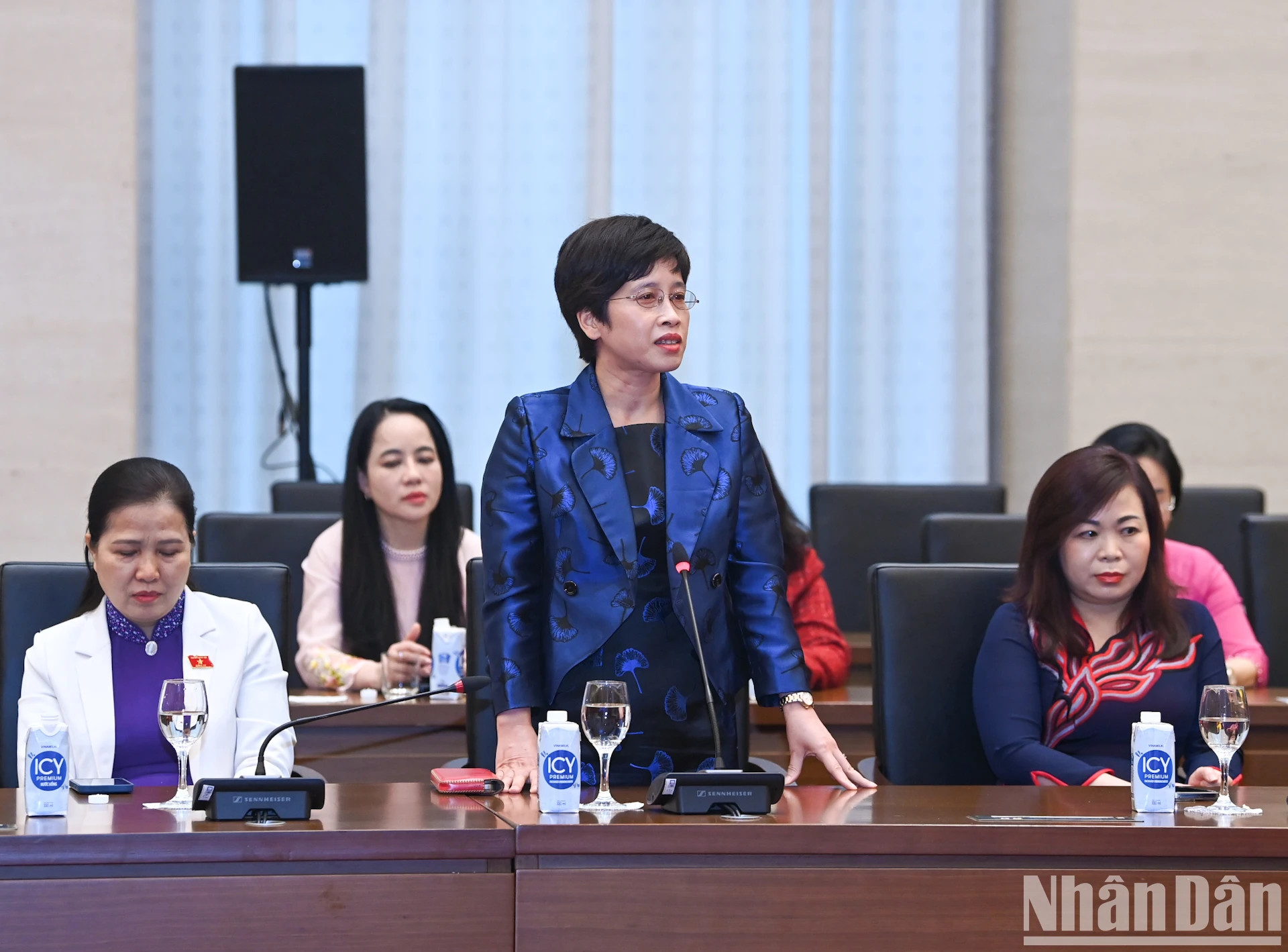 财政预算委员会副主任阮氏富河在见面会上发表讲话。