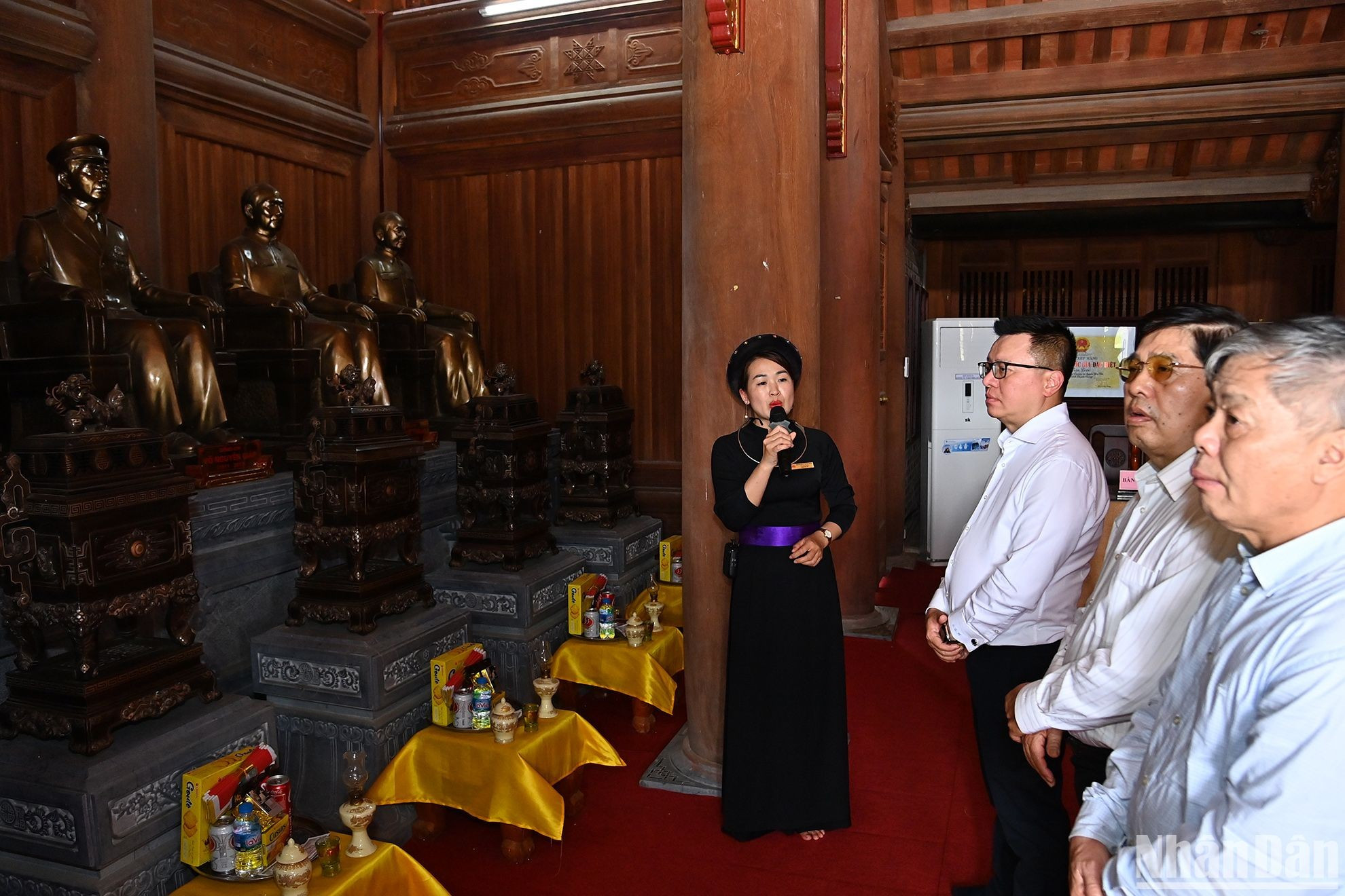 《人民报》社代表团在新潮国家级特殊历史遗迹区倾听有关各位革命先辈的人生事业。 《人民报》社代表团在新潮国家级特殊历史遗迹区倾听有关各位革命先辈的人生事业。