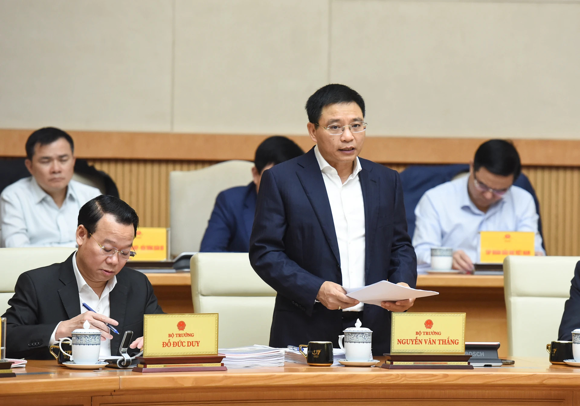 财政部部长阮文胜介绍3月份和第一季度经济社会发展情况。