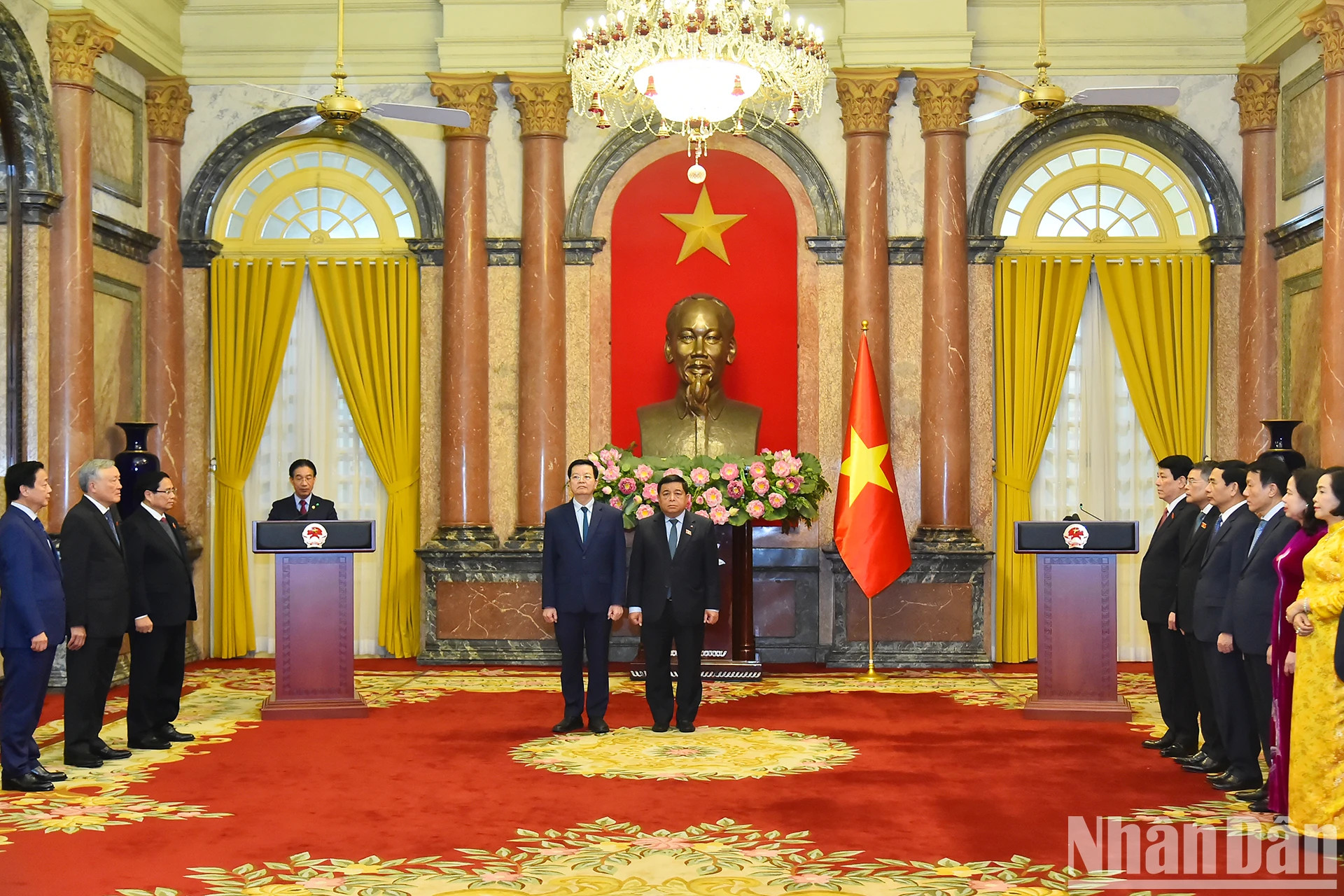 国家主席办公厅副主任范青河受国家主席委托公布国家主席任命越共中央委员阮志勇和越共中央委员梅文正政府副总理职务的决定。 国家主席办公厅副主任范青河受国家主席委托公布国家主席任命越共中央委员阮志勇和越共中央委员梅文正政府副总理职务的决定。