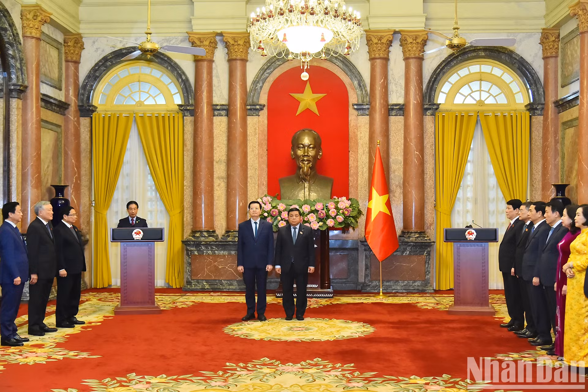 国家主席办公厅副主任范青河受国家主席委托公布国家主席任命越共中央委员阮志勇和越共中央委员梅文正政府副总理职务的决定。