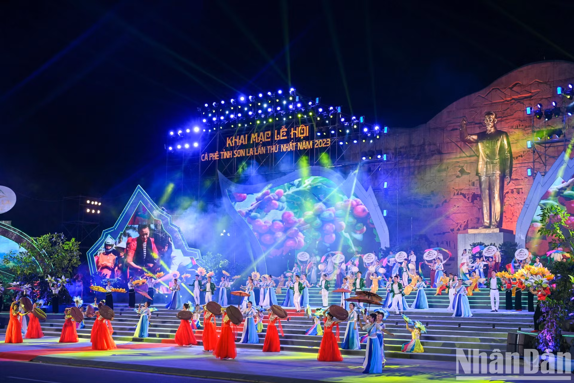 以“阿拉比卡-山罗咖啡-西北山区的香味”为主题的2023年越南山罗省第一次咖啡节值山罗省成立128周年暨山罗市成立15周年之际举行。（维玲 摄）