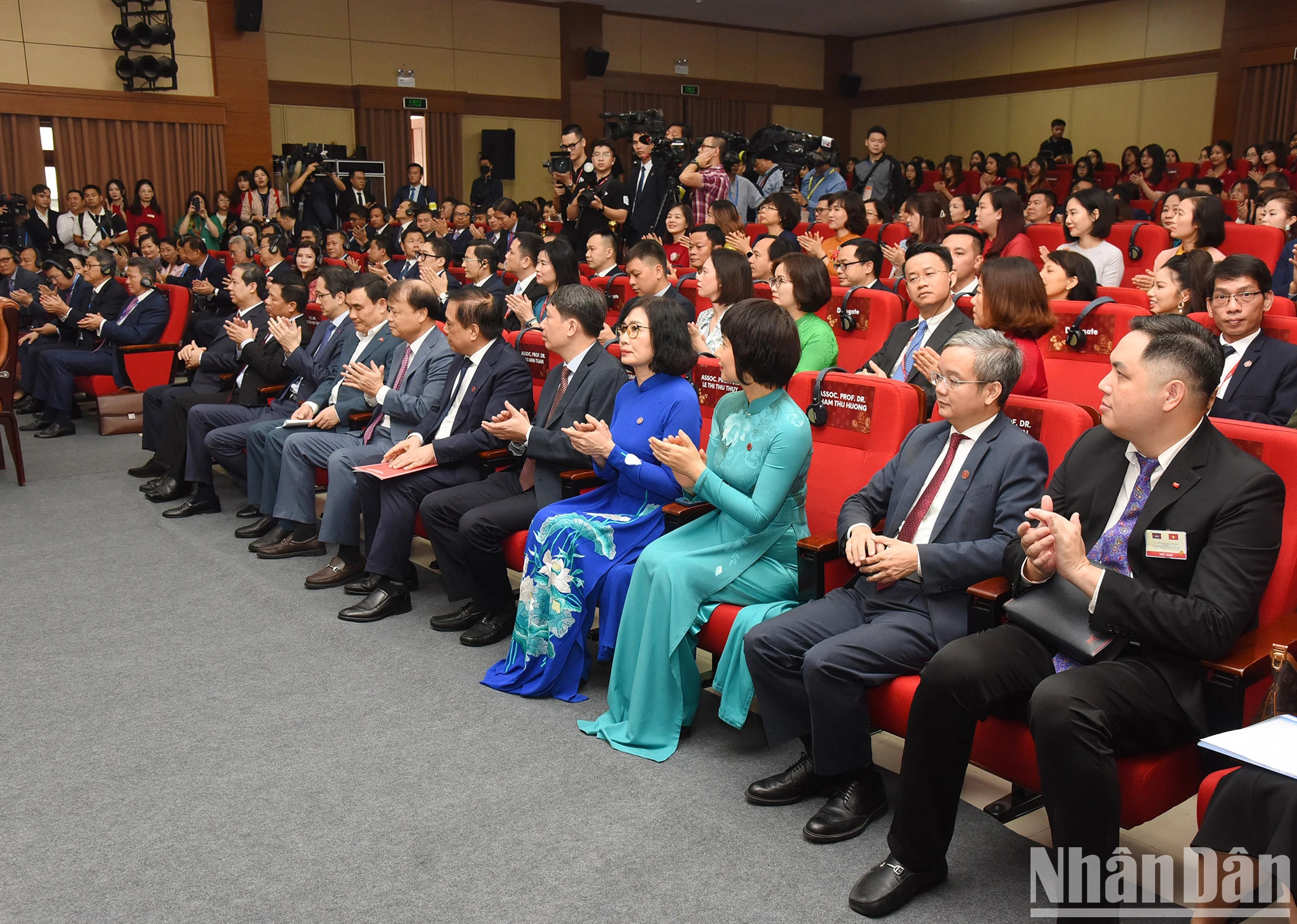 外贸大学的干部、教师、大学生。