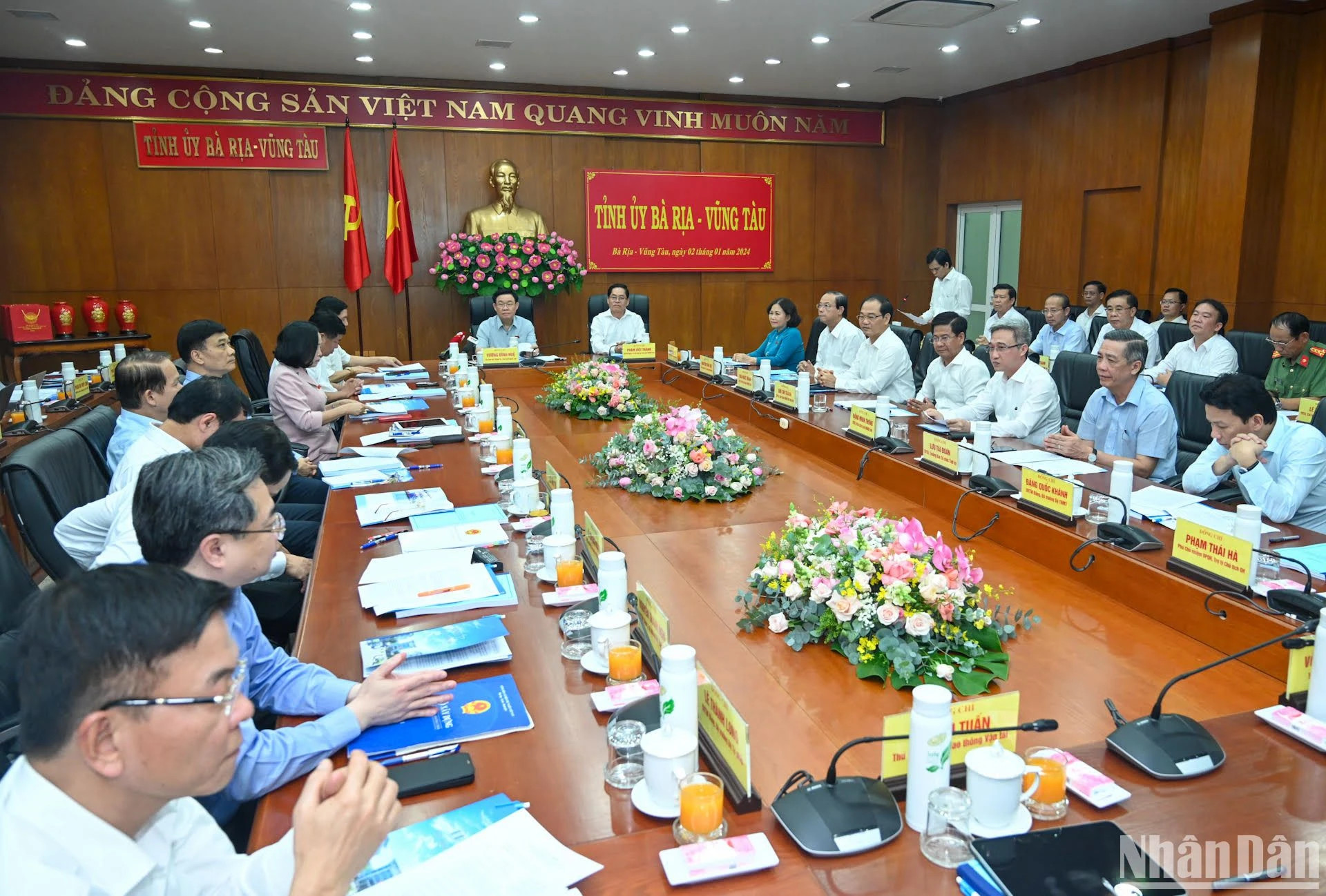 越南国会主席王廷惠与巴地头顿省委常委会举行工作会议。 越南国会主席王廷惠与巴地头顿省委常委会举行工作会议。