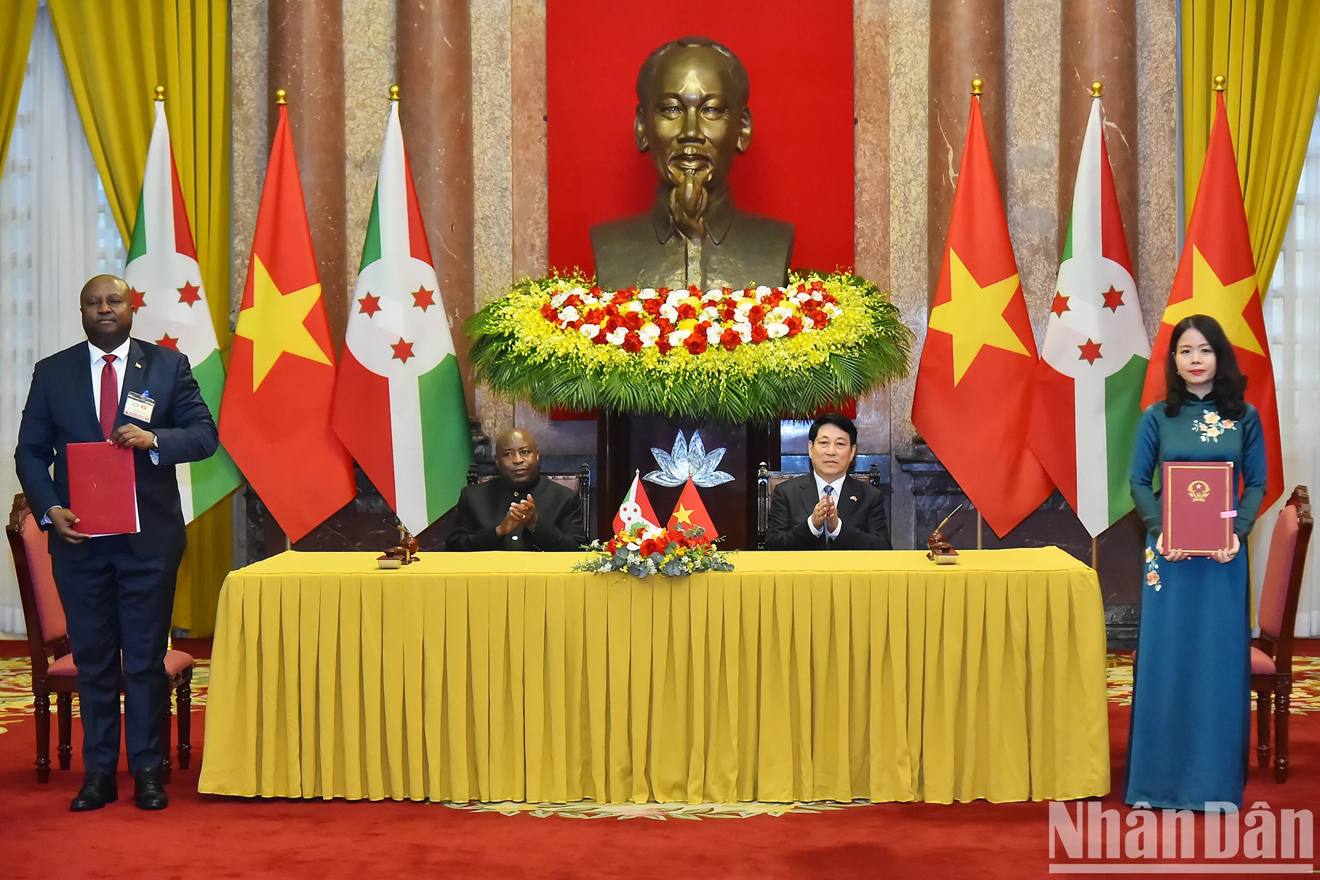 越南国家主席梁强和布隆迪总统埃瓦里斯特·恩达伊施米耶见证越南外交部和布隆迪外交与发展合作部政治磋商与外交合作谅解备忘录签字仪式。 越南国家主席梁强和布隆迪总统埃瓦里斯特·恩达伊施米耶见证越南外交部和布隆迪外交与发展合作部政治磋商与外交合作谅解备忘录签字仪式。