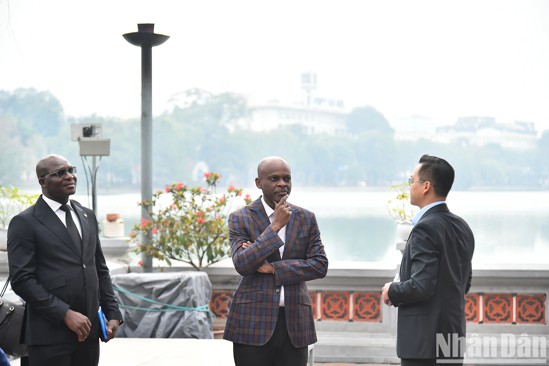 多哥外交部长罗贝尔·迪塞在玉山祠的院子里。