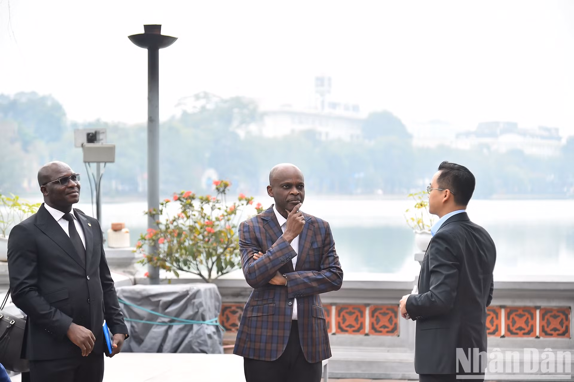 多哥外交部长罗贝尔·迪塞在玉山祠的院子里。 多哥外交部长罗贝尔·迪塞在玉山祠的院子里。