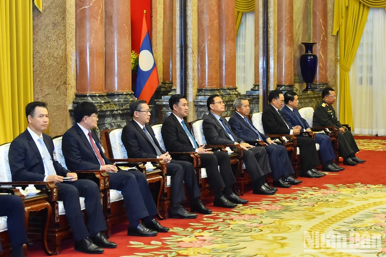 陪同老挝政府总理宋赛·西潘敦参加活动的老方代表团成员。