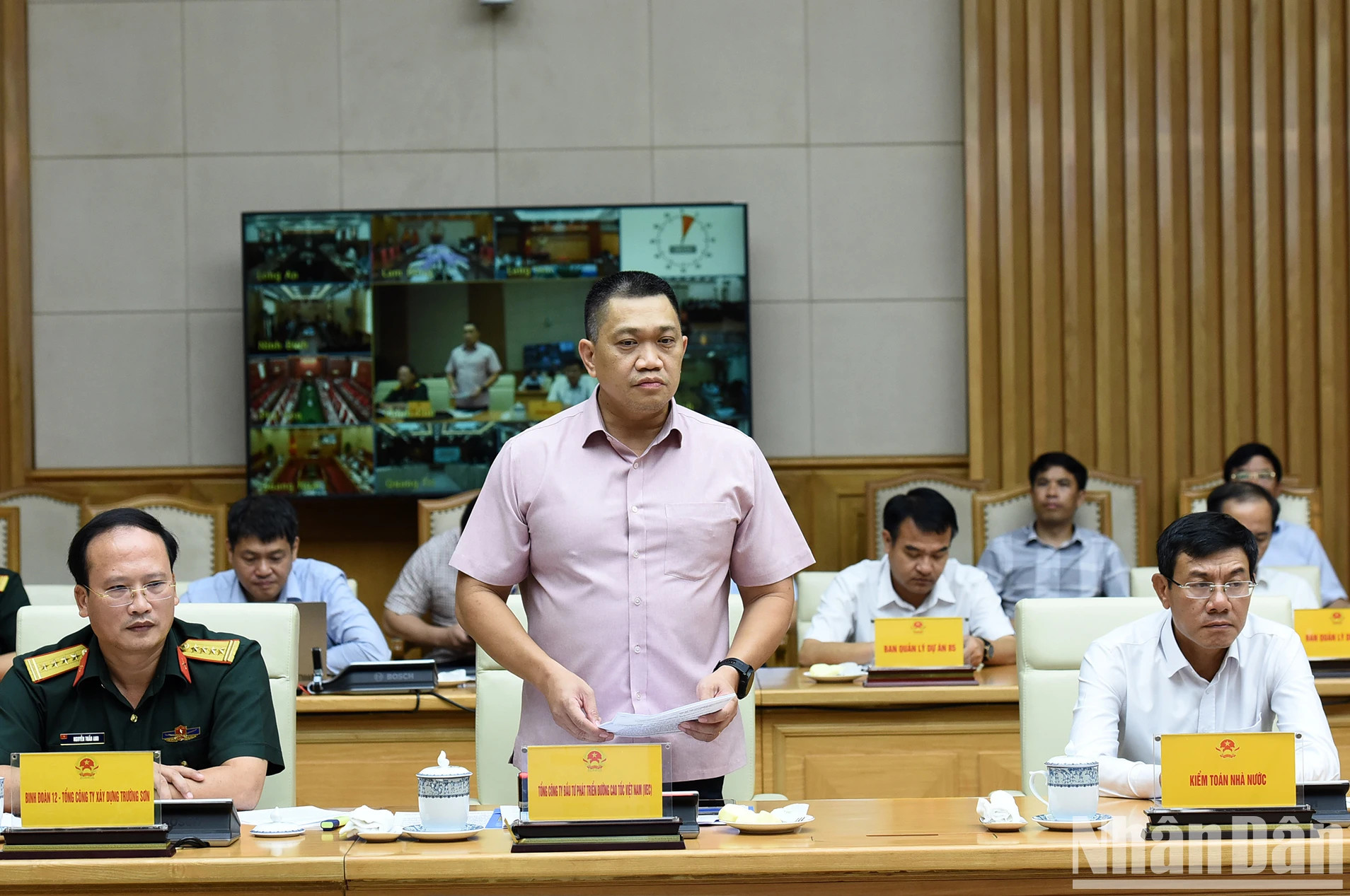 越南高速公路发展投资总公司代表在会上发表讲话。