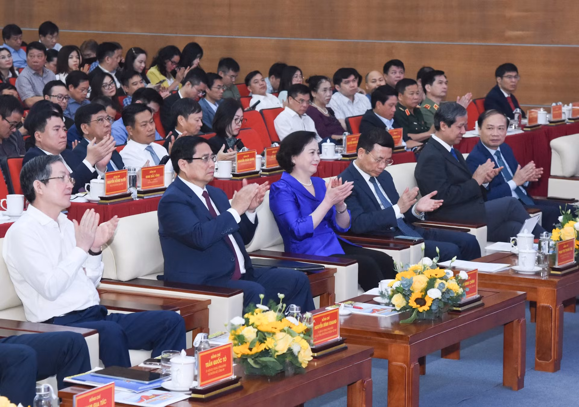 政府总理范明正和出席“全国创新与数字化转型竞赛”运动启动仪式的各位代表。