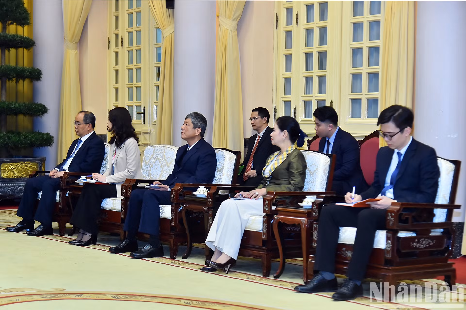 越方代表团成员。