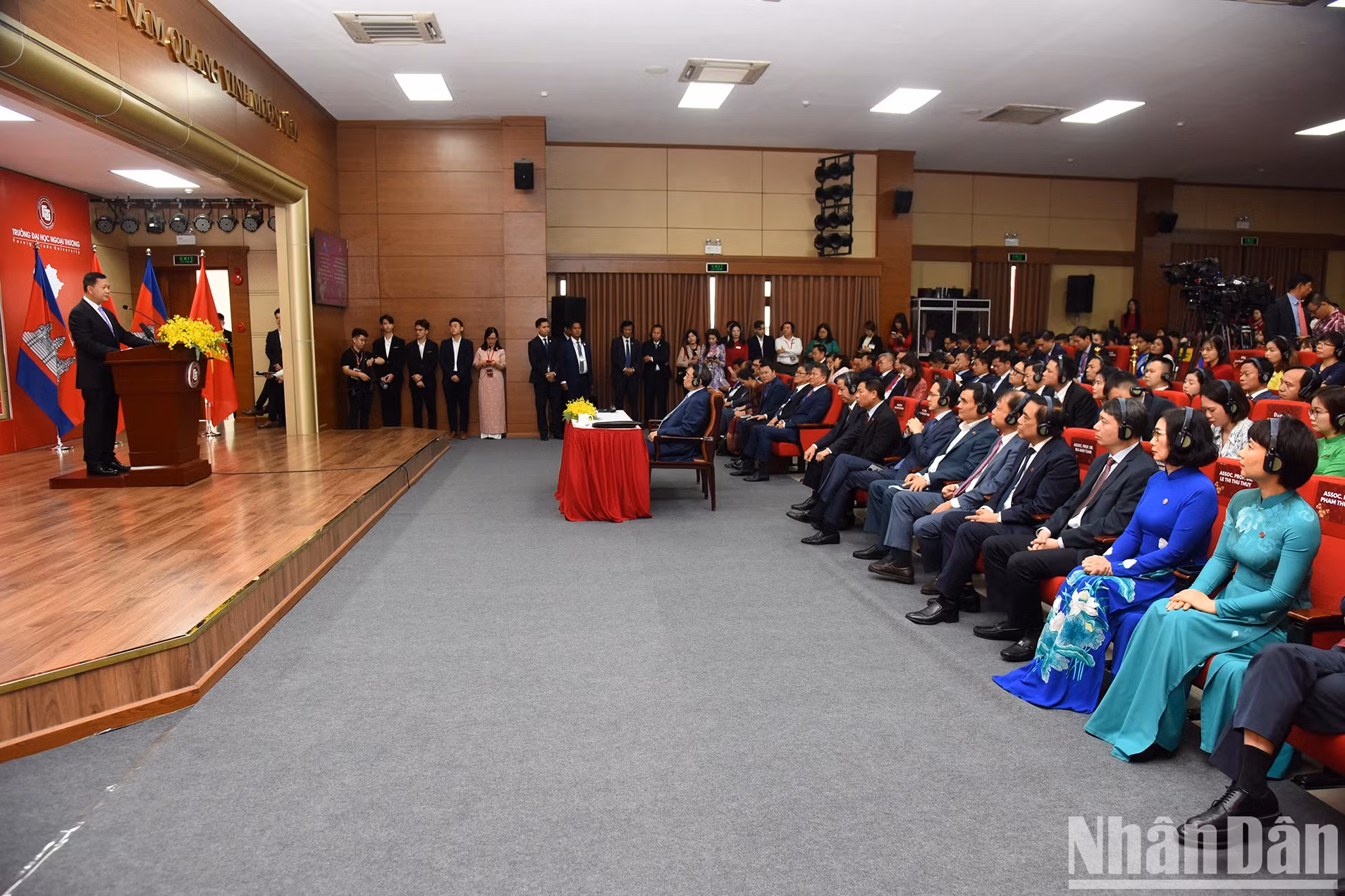 洪玛奈首相在会务交流活动上发表讲话。