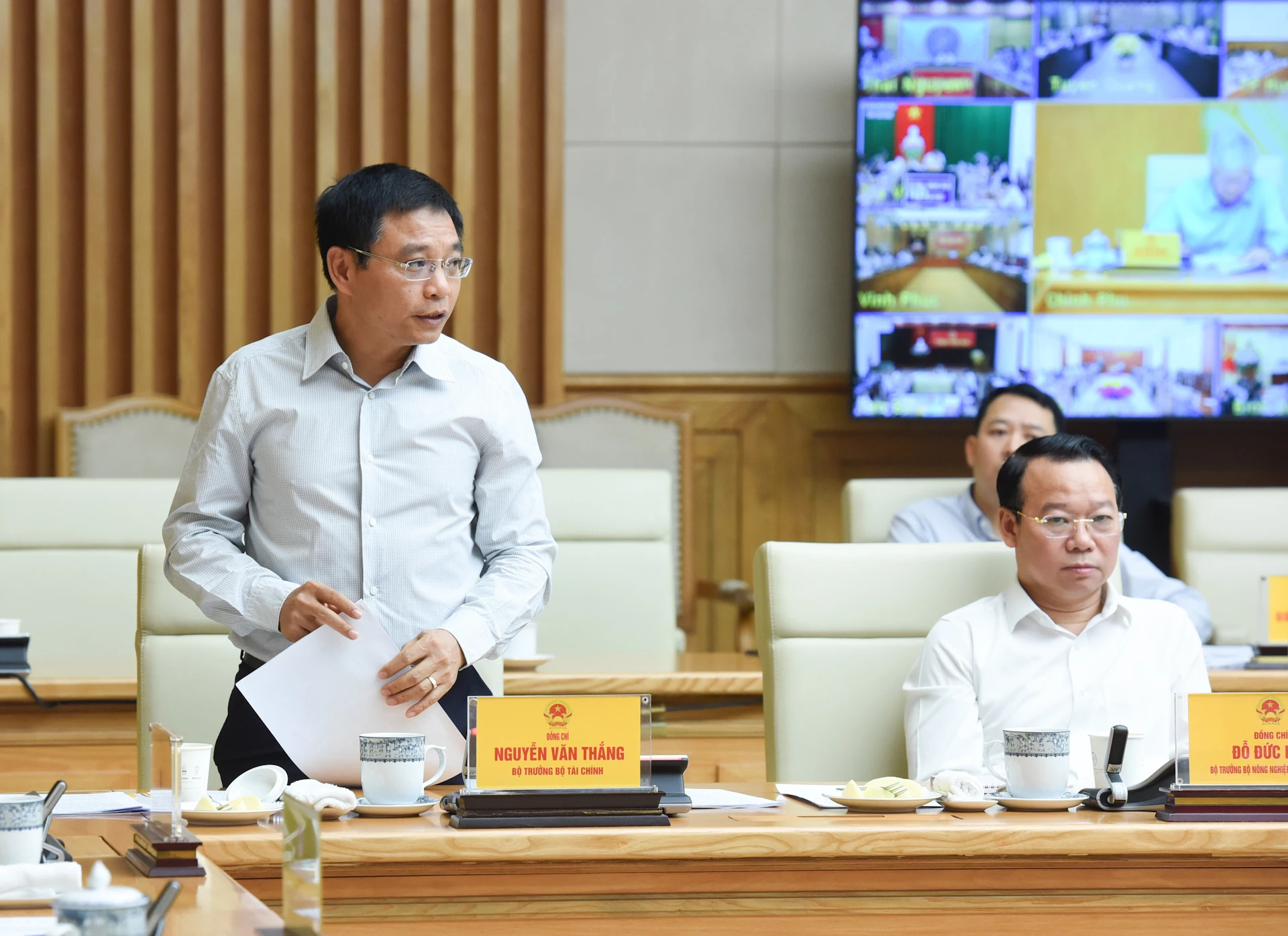 财政部部长阮文胜在会上发表讲话。