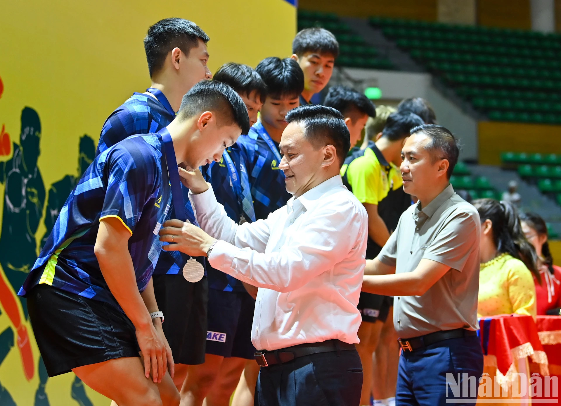 组委会代表颁发男子团体奖。