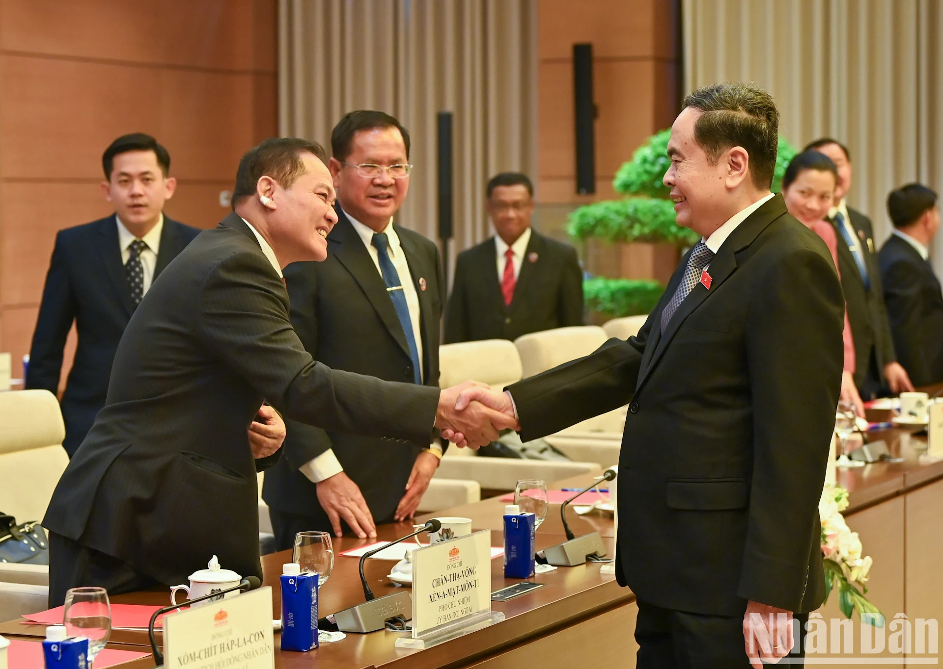 越南国会主席陈青敏和出席会见的各位代表。