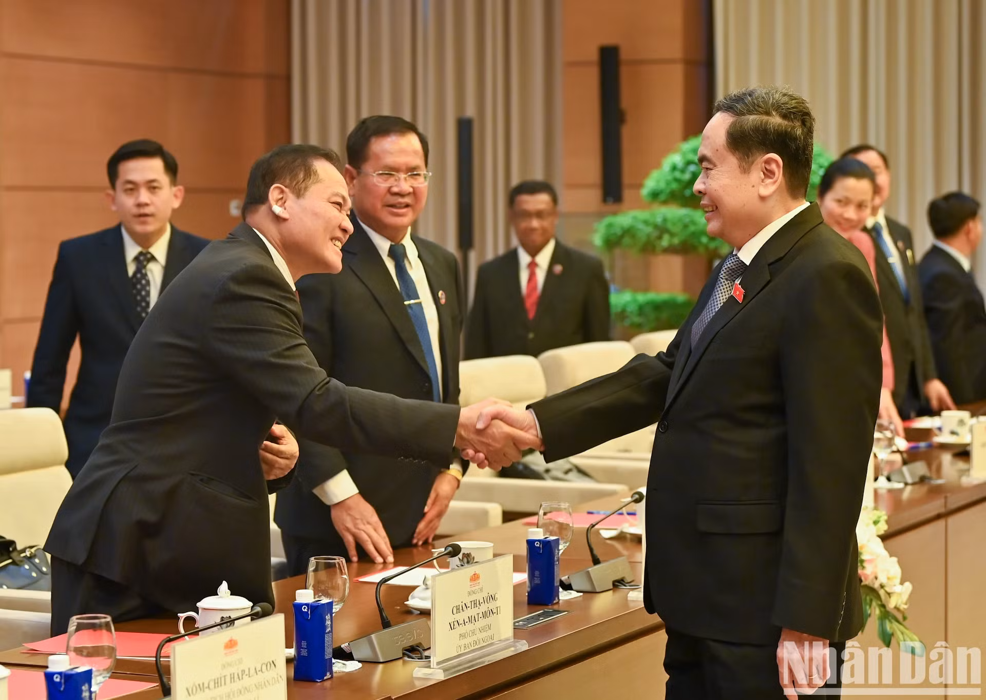 越南国会主席陈青敏和出席会见的各位代表。