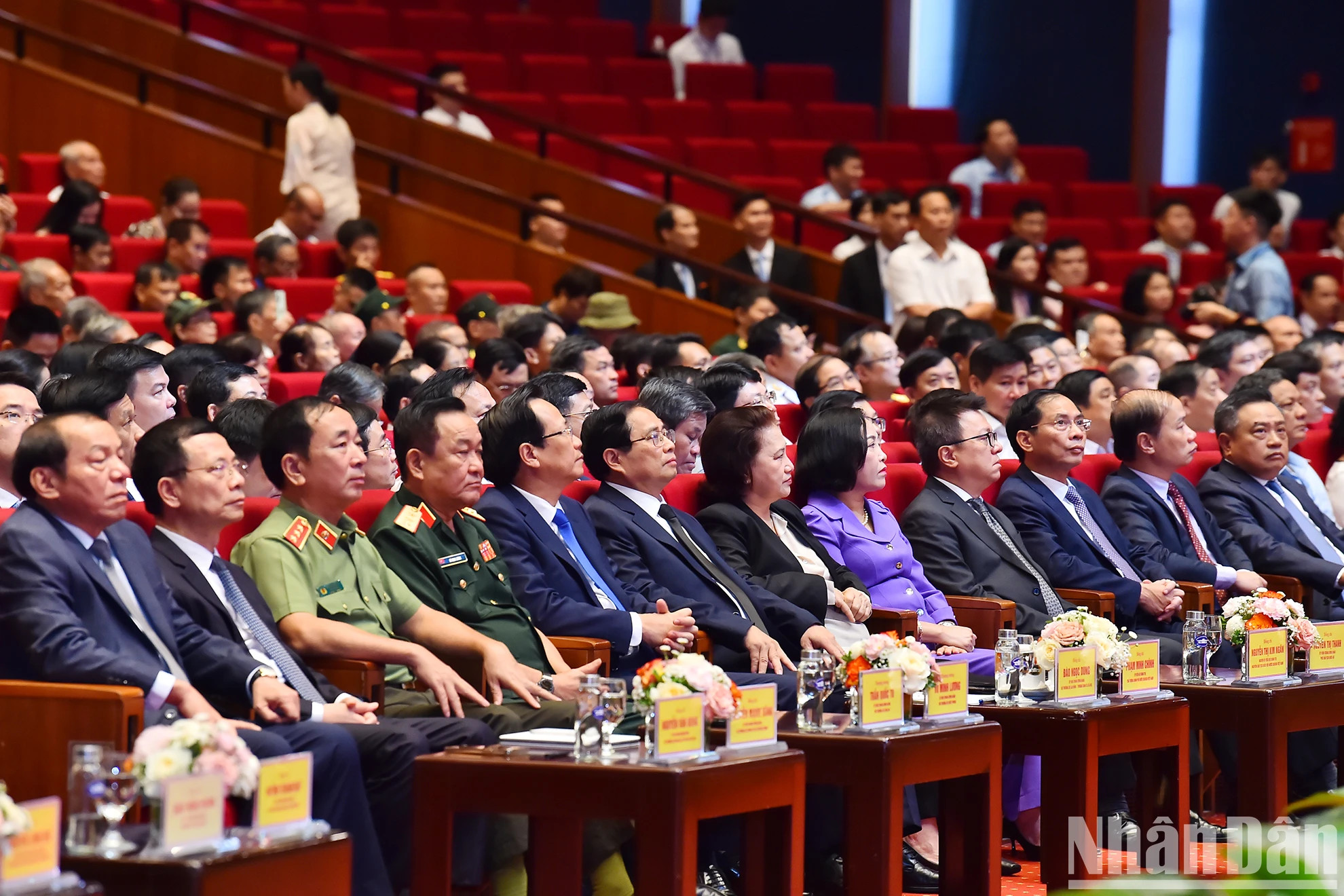 政府总理范明正,党和国家领导,各位代表出席2024年革命有功者感恩会议和身份未得到确认的烈士及其家属基因库亮相仪式。 政府总理范明正,党和国家领导,各位代表出席2024年革命有功者感恩会议和身份未得到确认的烈士及其家属基因库亮相仪式。