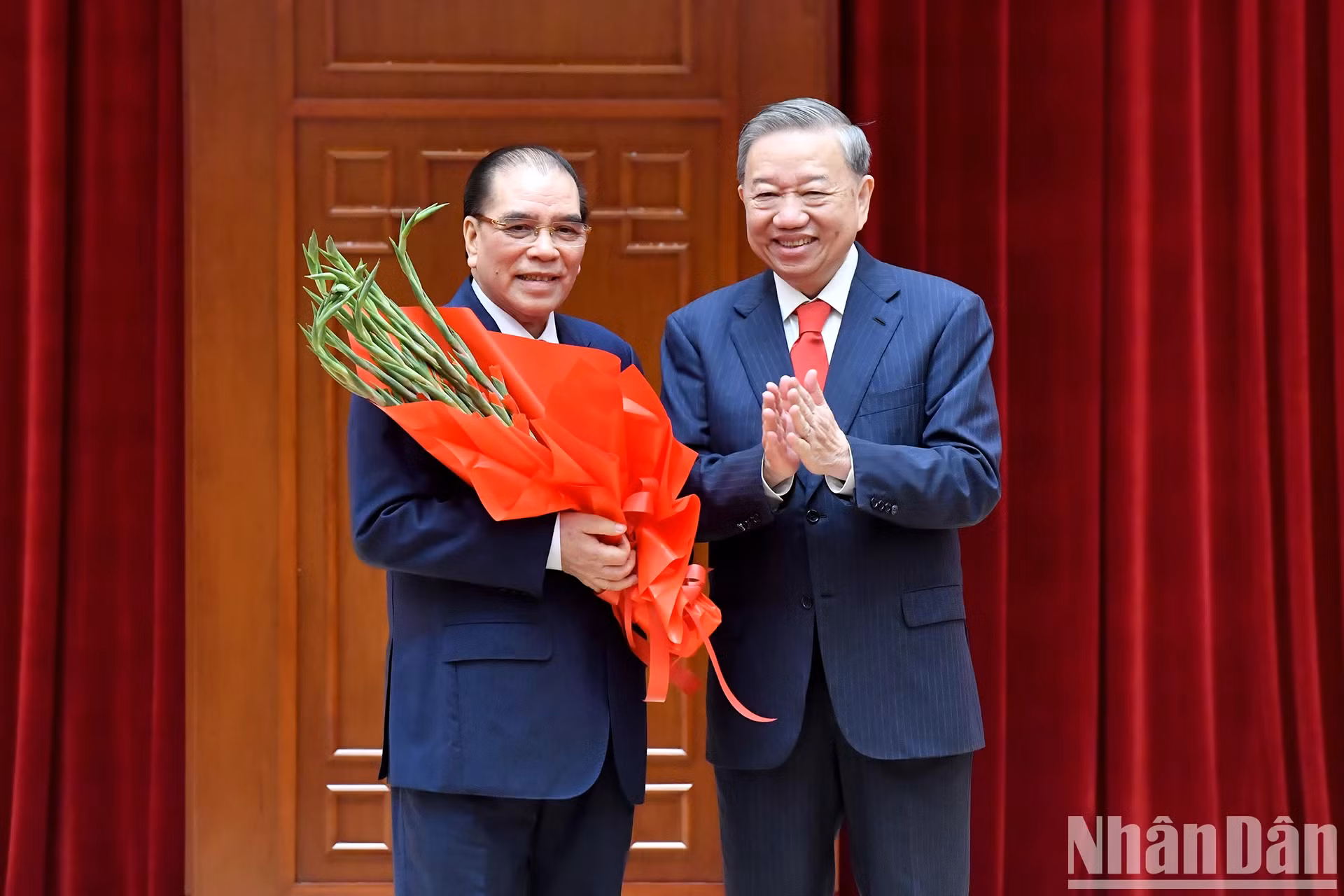 苏林总书记向前越共中央总书记农德孟表示祝贺。 苏林总书记向前越共中央总书记农德孟表示祝贺。