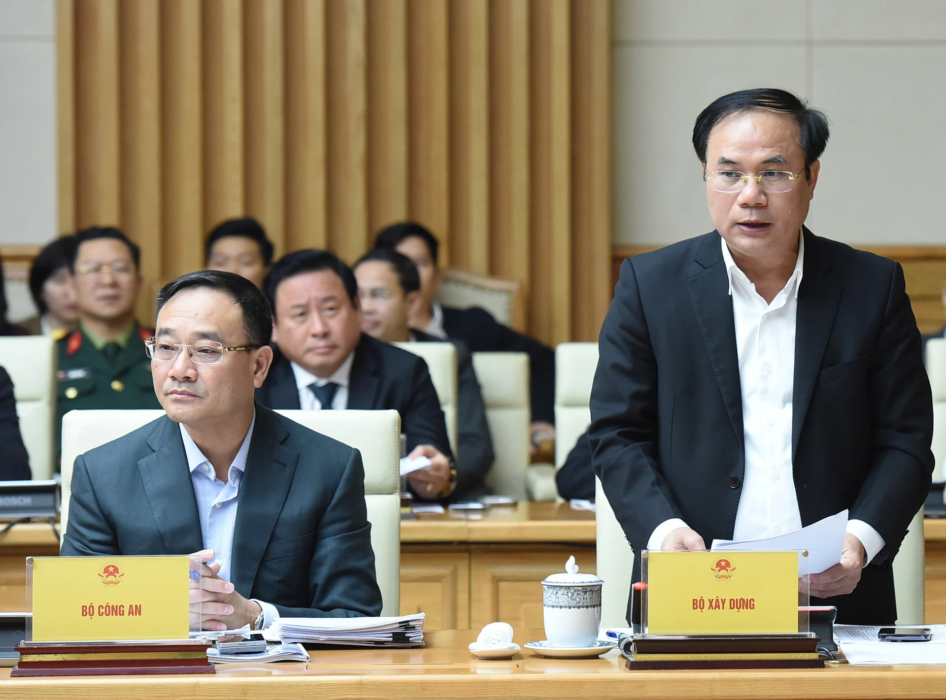 建设部副部长阮文生在会上作报告。