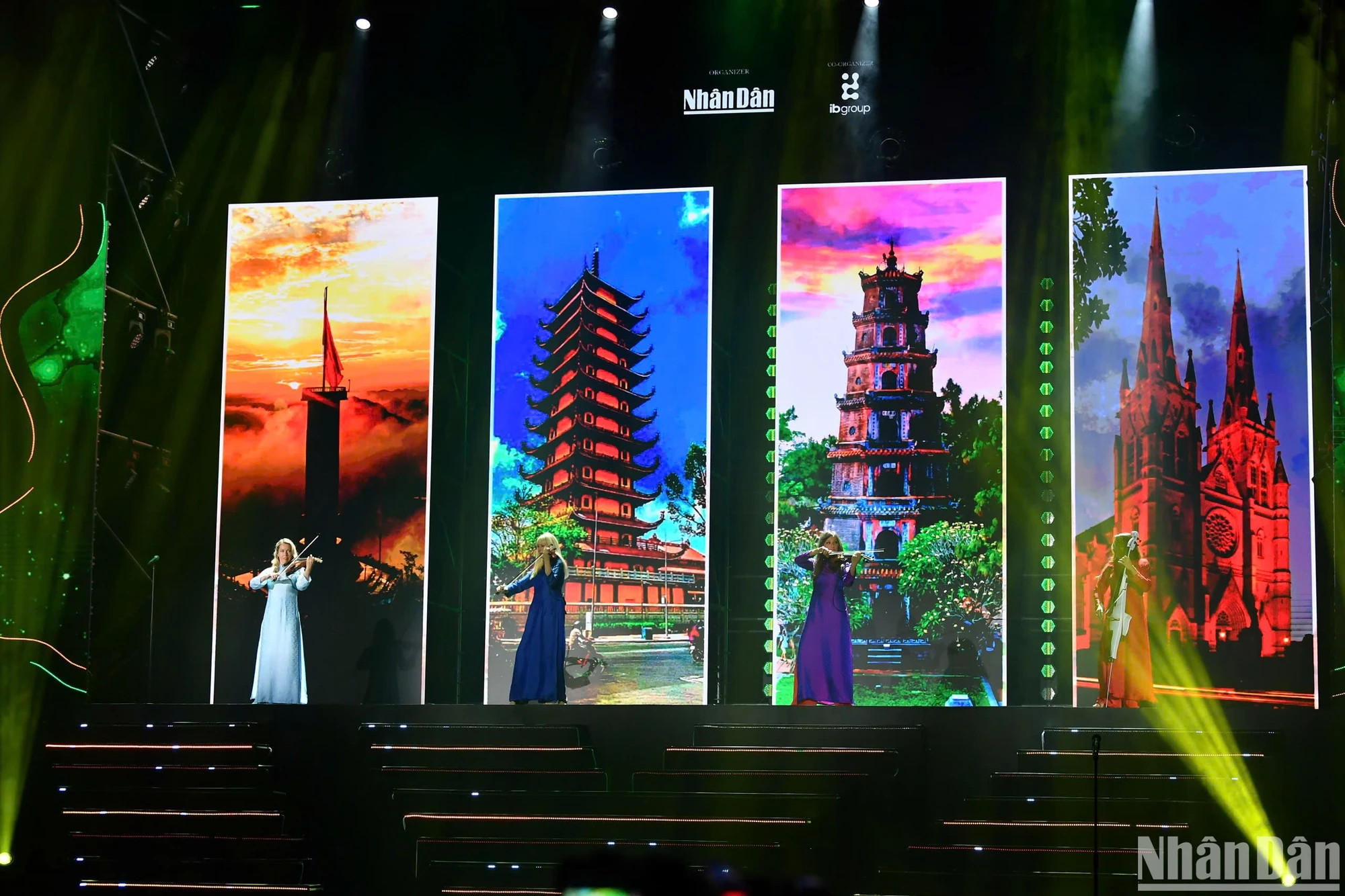 《古典辣妹》姑娘背后是越南各处名胜古迹。 《古典辣妹》姑娘背后是越南各处名胜古迹。