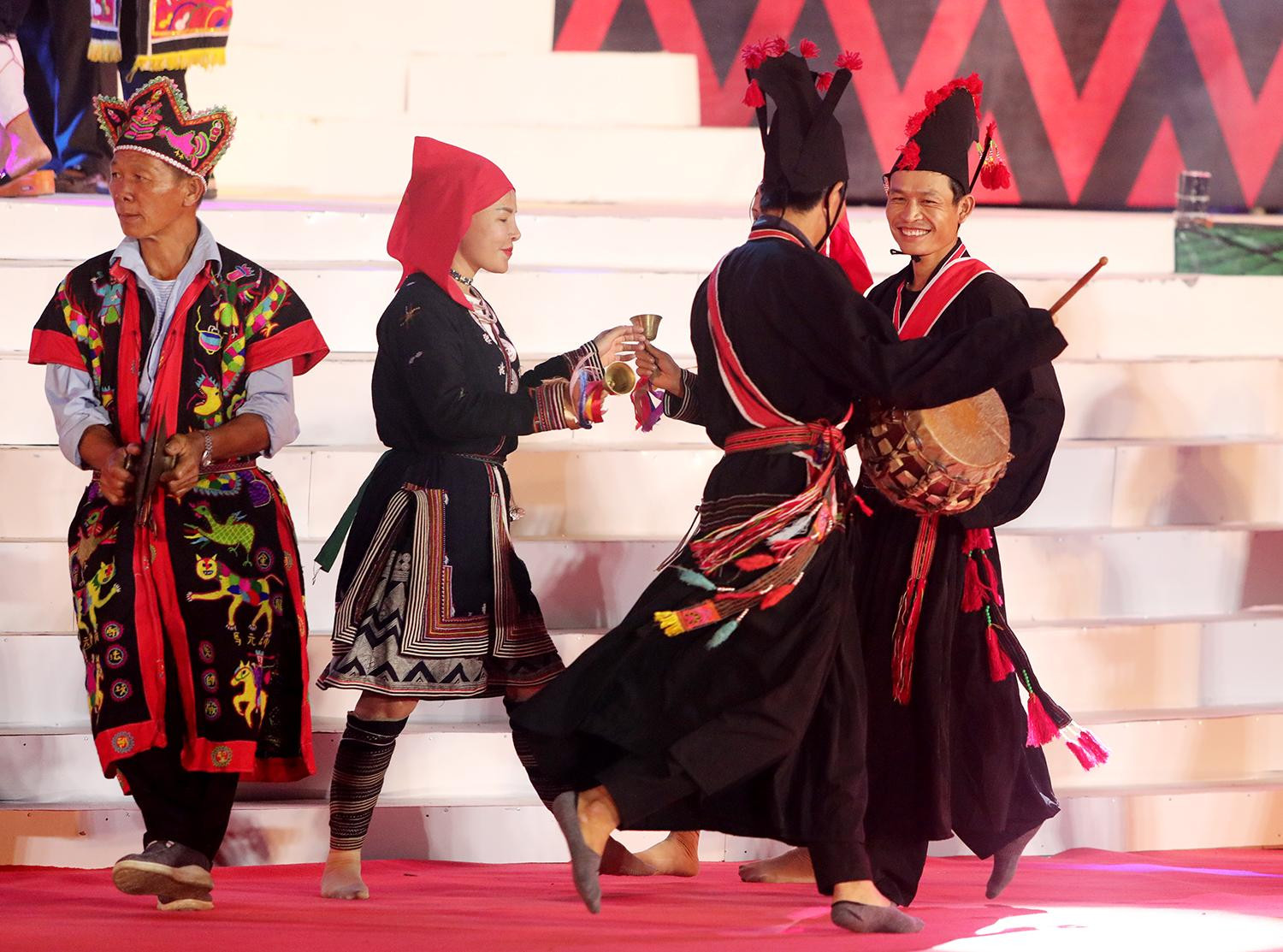 唱歌也是瑶族文化的宝贵财富。 唱歌也是瑶族文化的宝贵财富。