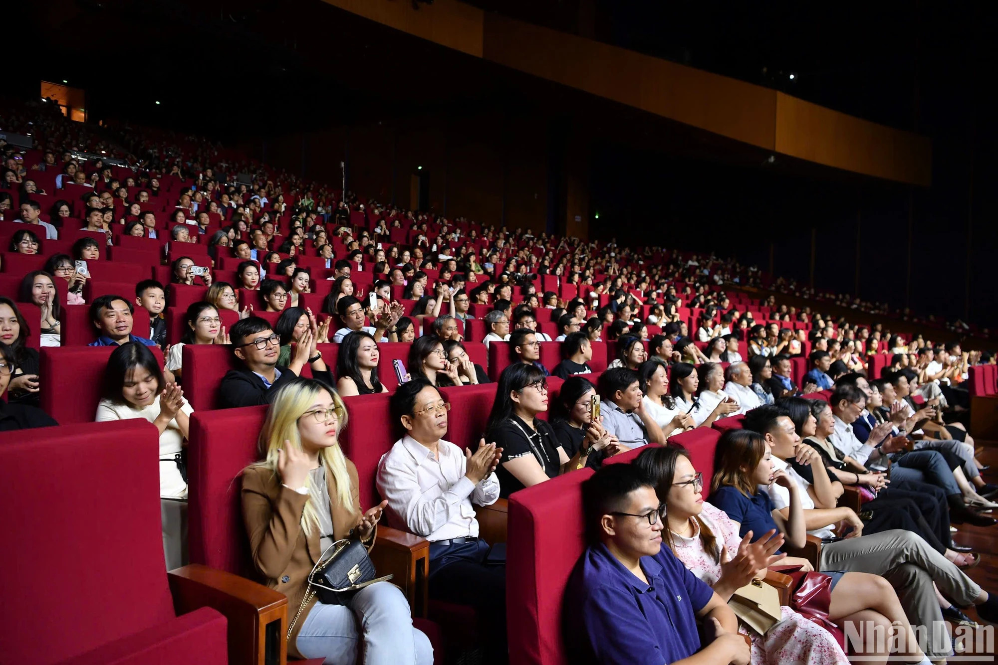 观众在国家会议中心欣赏《古典辣妹》的表演。 观众在国家会议中心欣赏《古典辣妹》的表演。