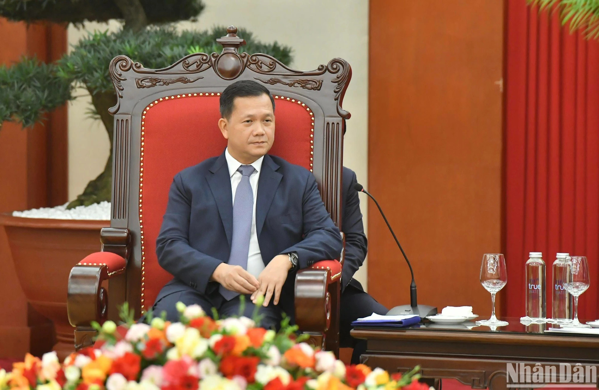 洪玛奈首相在会见时发表讲话。会见场景。（登科 摄）