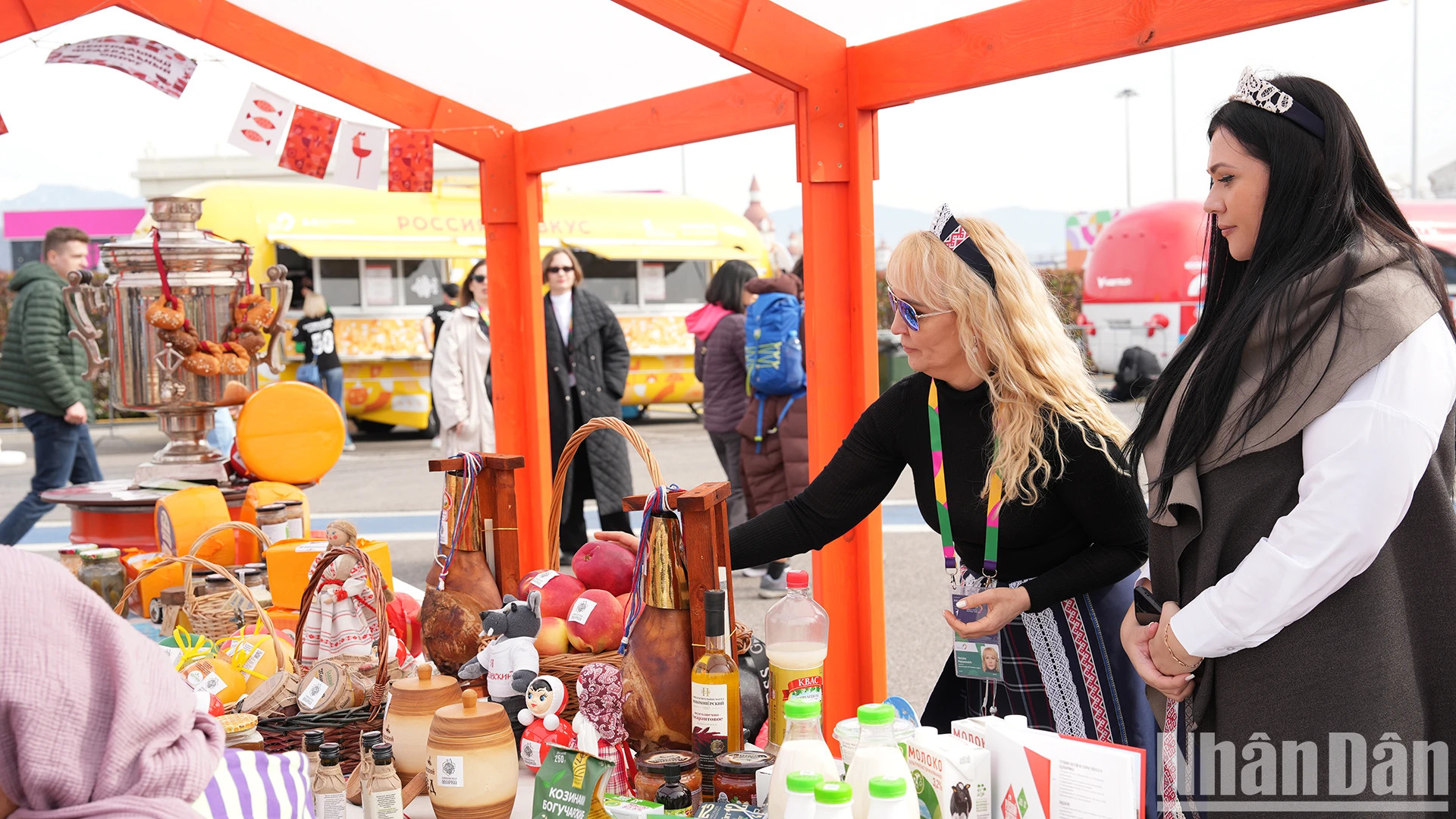 除了品尝各种菜肴以外,游客还有机会了解俄罗斯的跨国烹饪文化。 除了品尝各种菜肴以外,游客还有机会了解俄罗斯的跨国烹饪文化。