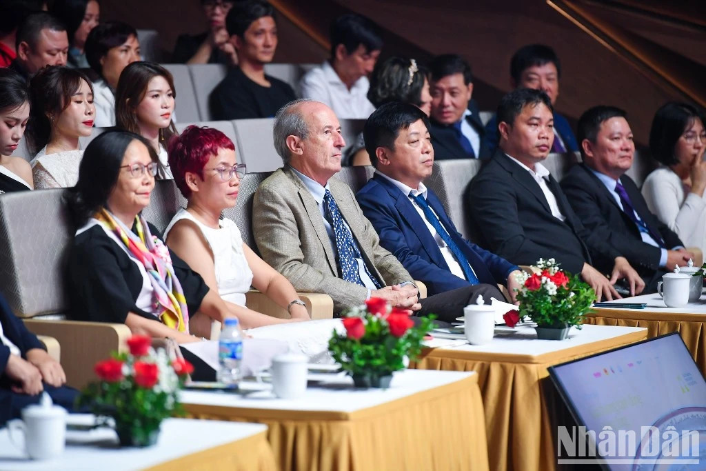 出席颁奖仪式的各位代表。 出席颁奖仪式的各位代表。