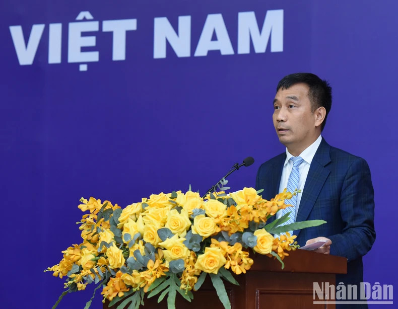 与会代表发表讲话。 与会代表发表讲话。