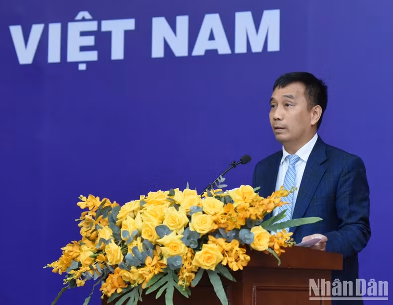 与会代表发表讲话。