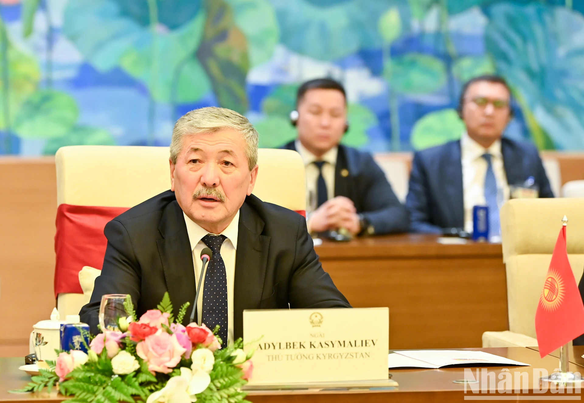 阿德尔别克·卡西马利耶夫总理在会见时发表讲话。 阿德尔别克·卡西马利耶夫总理在会见时发表讲话。