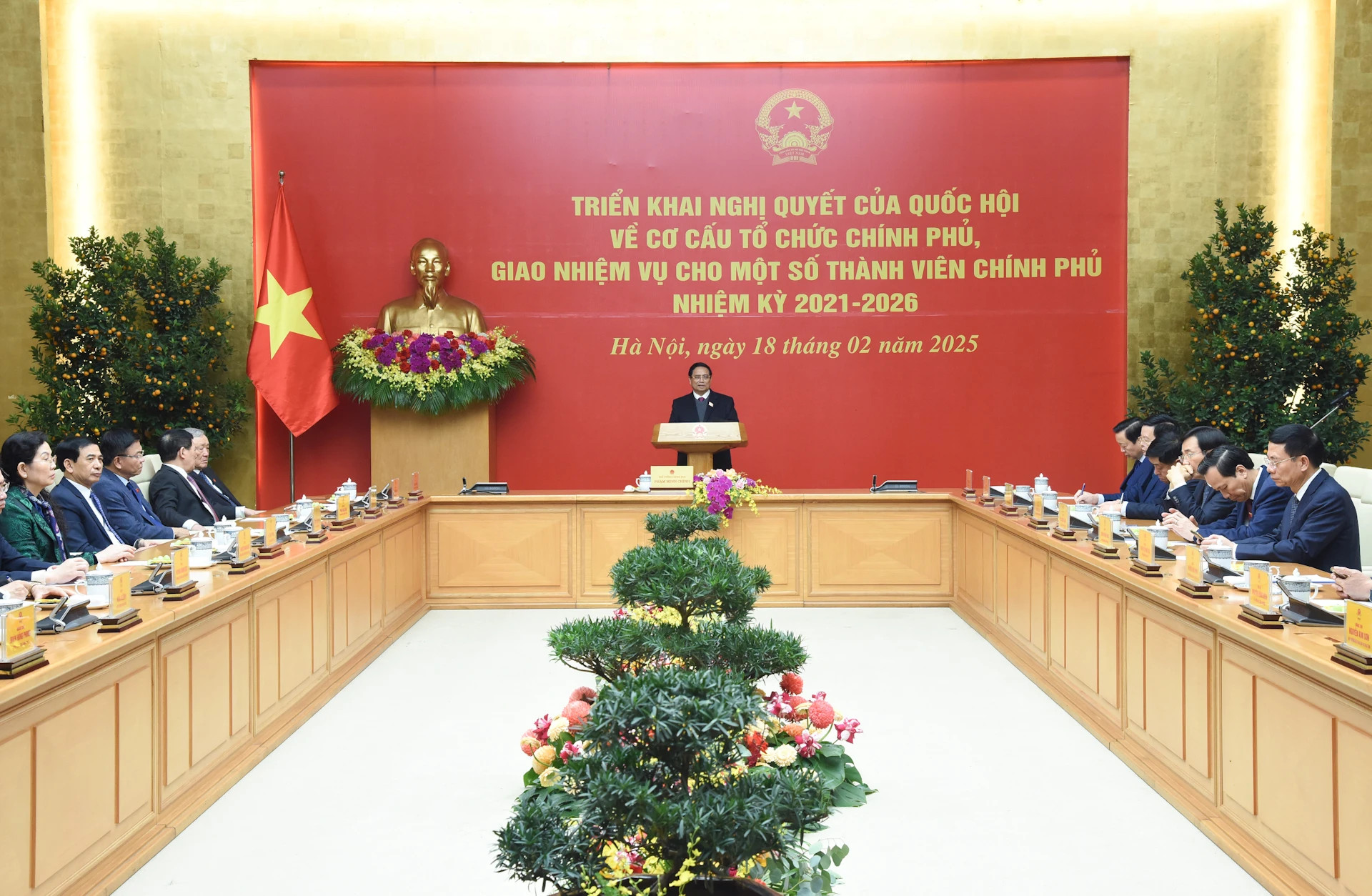 政府总理范明正主持召开国会关于政府组织机构的决议部署会议。