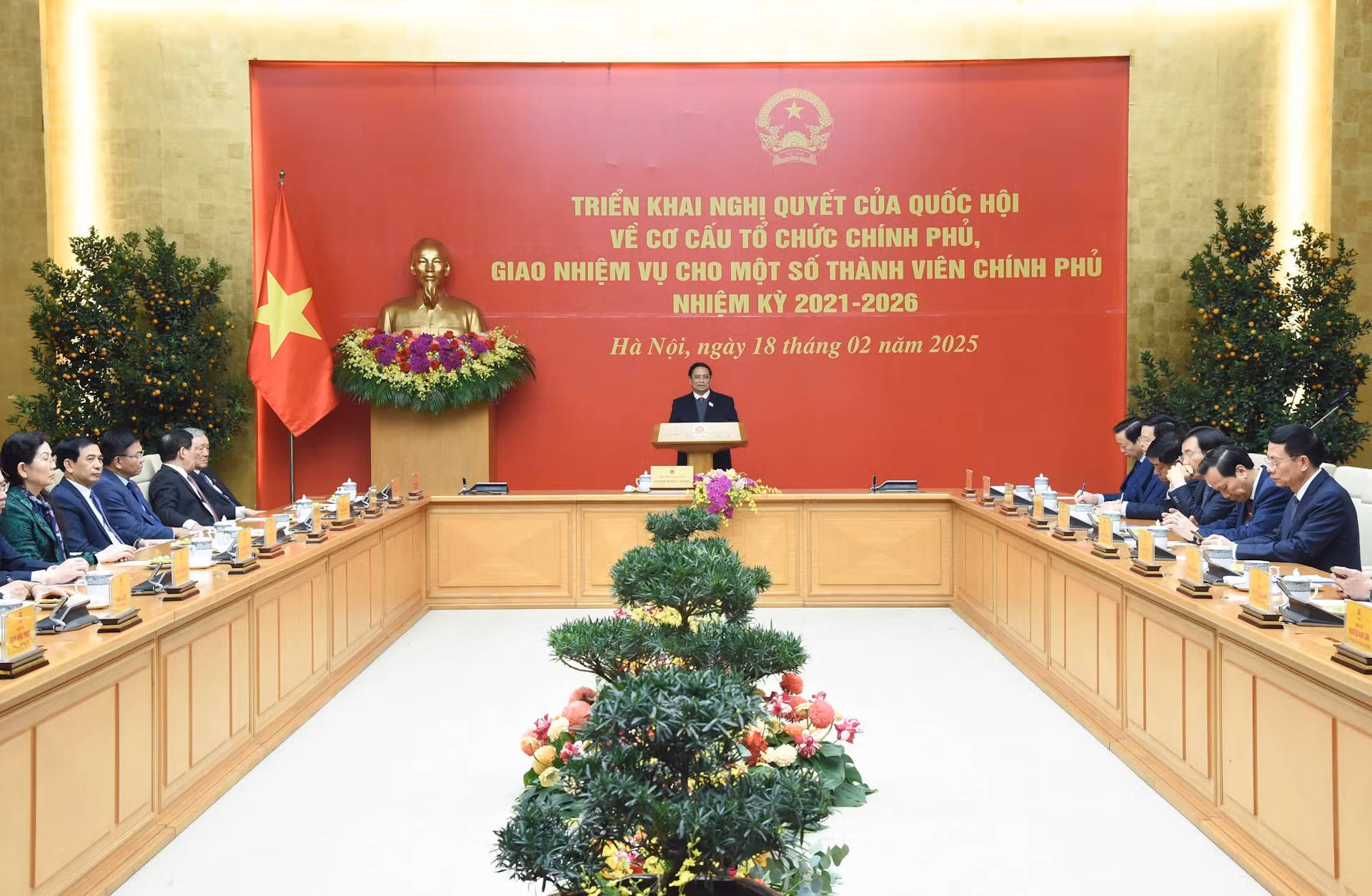 政府总理范明正主持召开国会关于政府组织机构的决议部署会议。