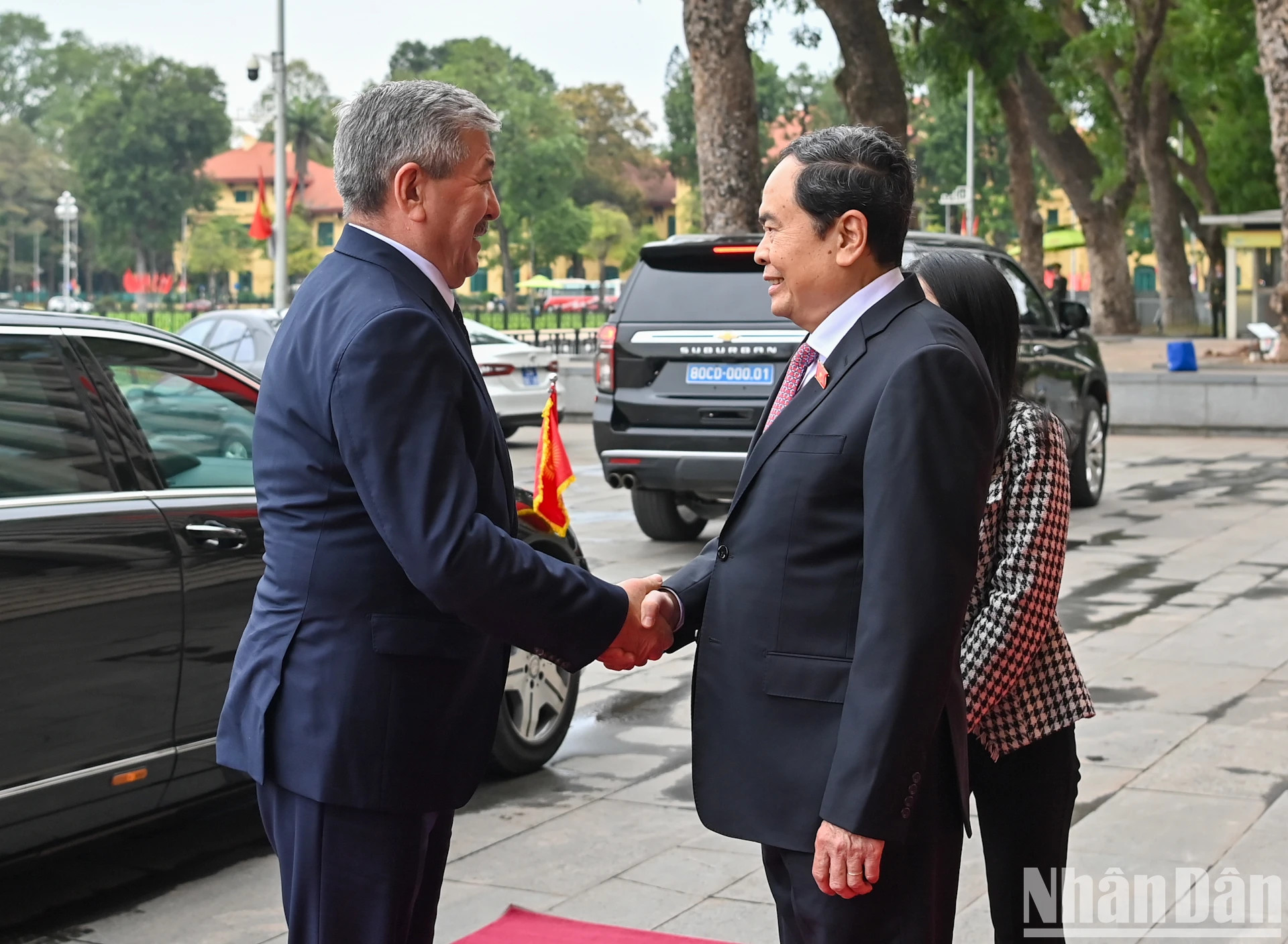 国会主席陈青敏欢迎阿德尔别克·卡西马利耶夫总理。 国会主席陈青敏欢迎阿德尔别克·卡西马利耶夫总理。