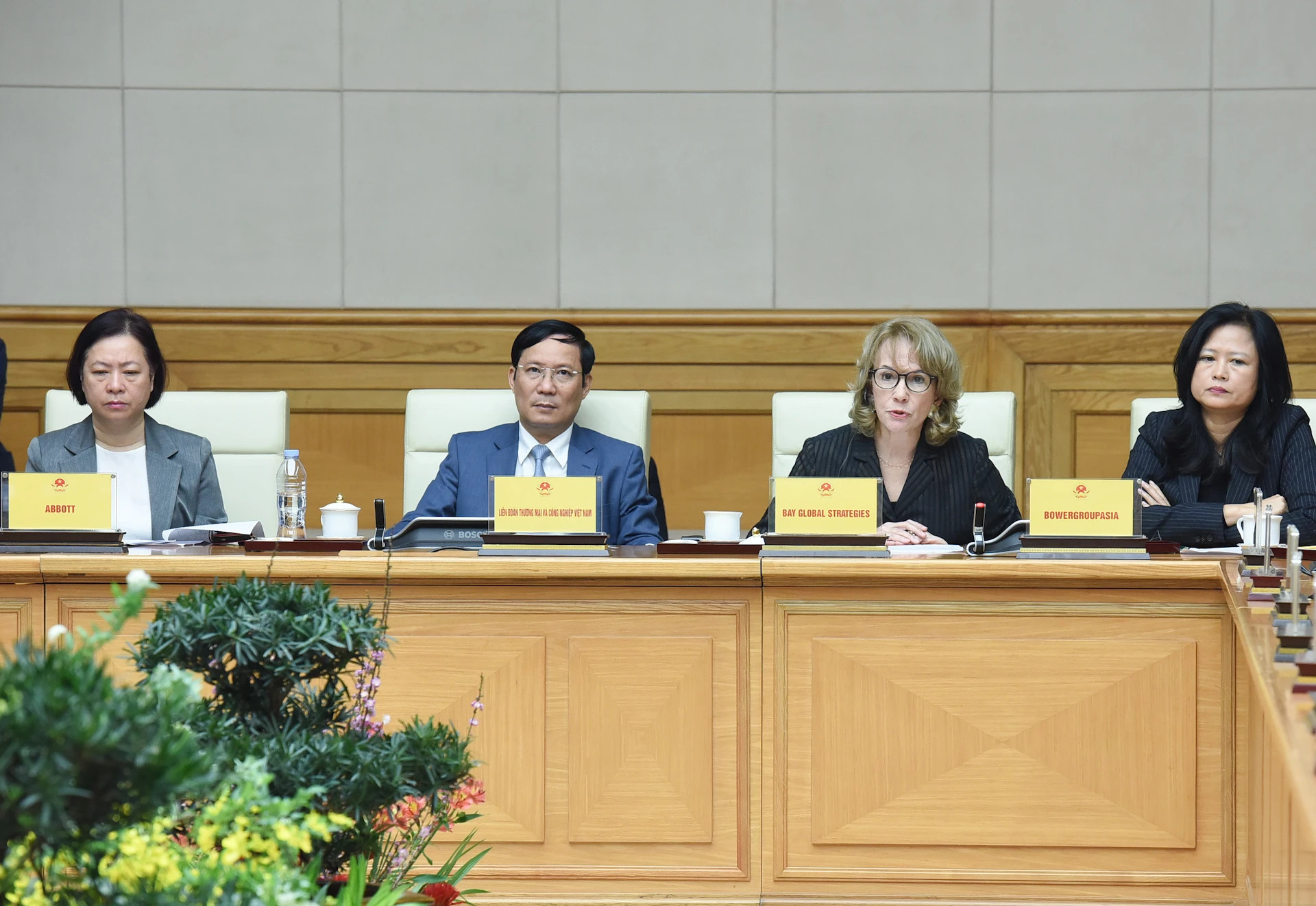 美国企业代表发表讲话。