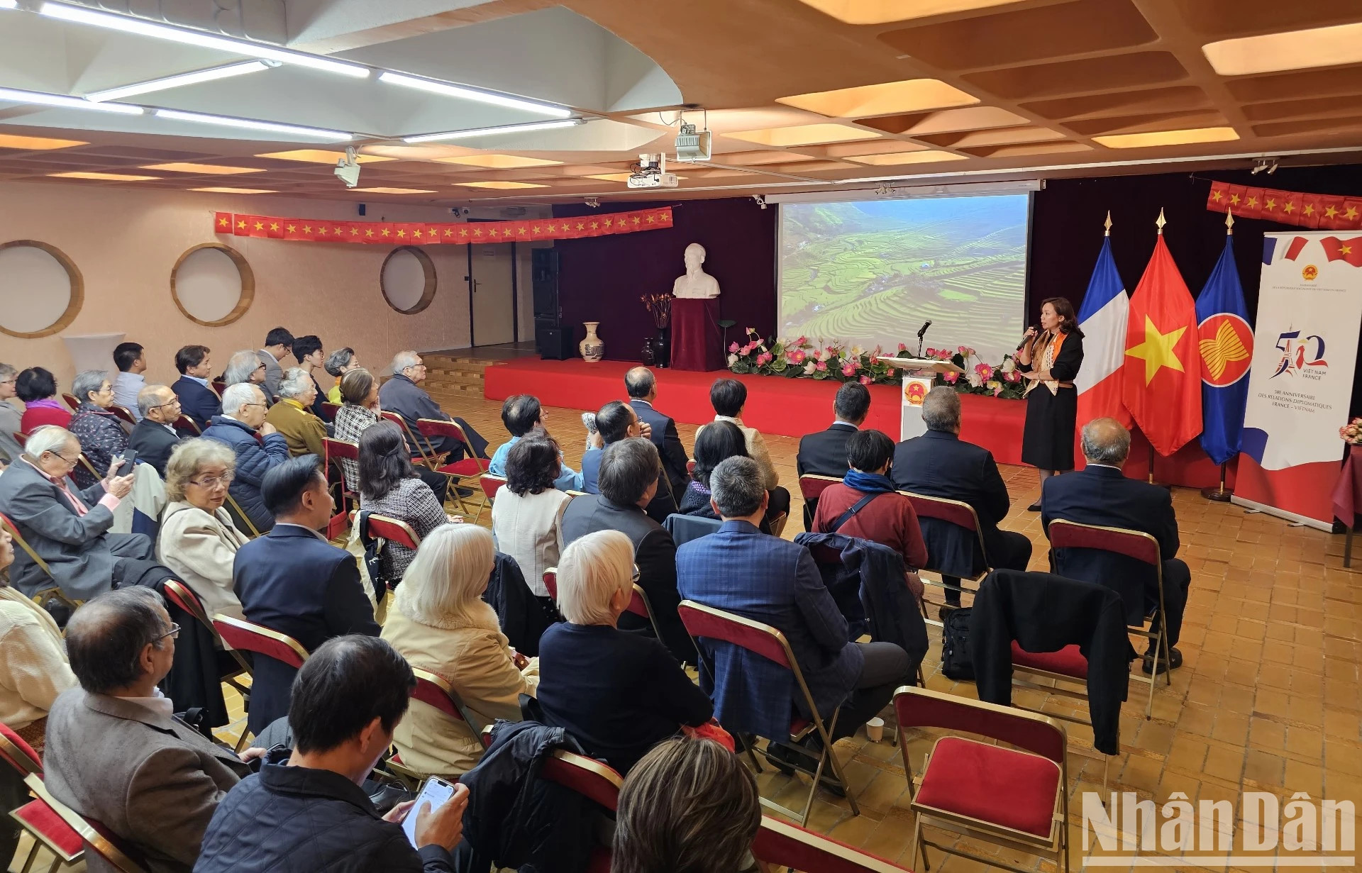 值此由越南电视台制作，讲述越南驻法国大使馆总部形成历史的资料片《椴树-绿色季节》放映之际，10月19日晚，越南驻法国大使馆举行旅居法国越南人见面会。（凯旋 明维 摄）