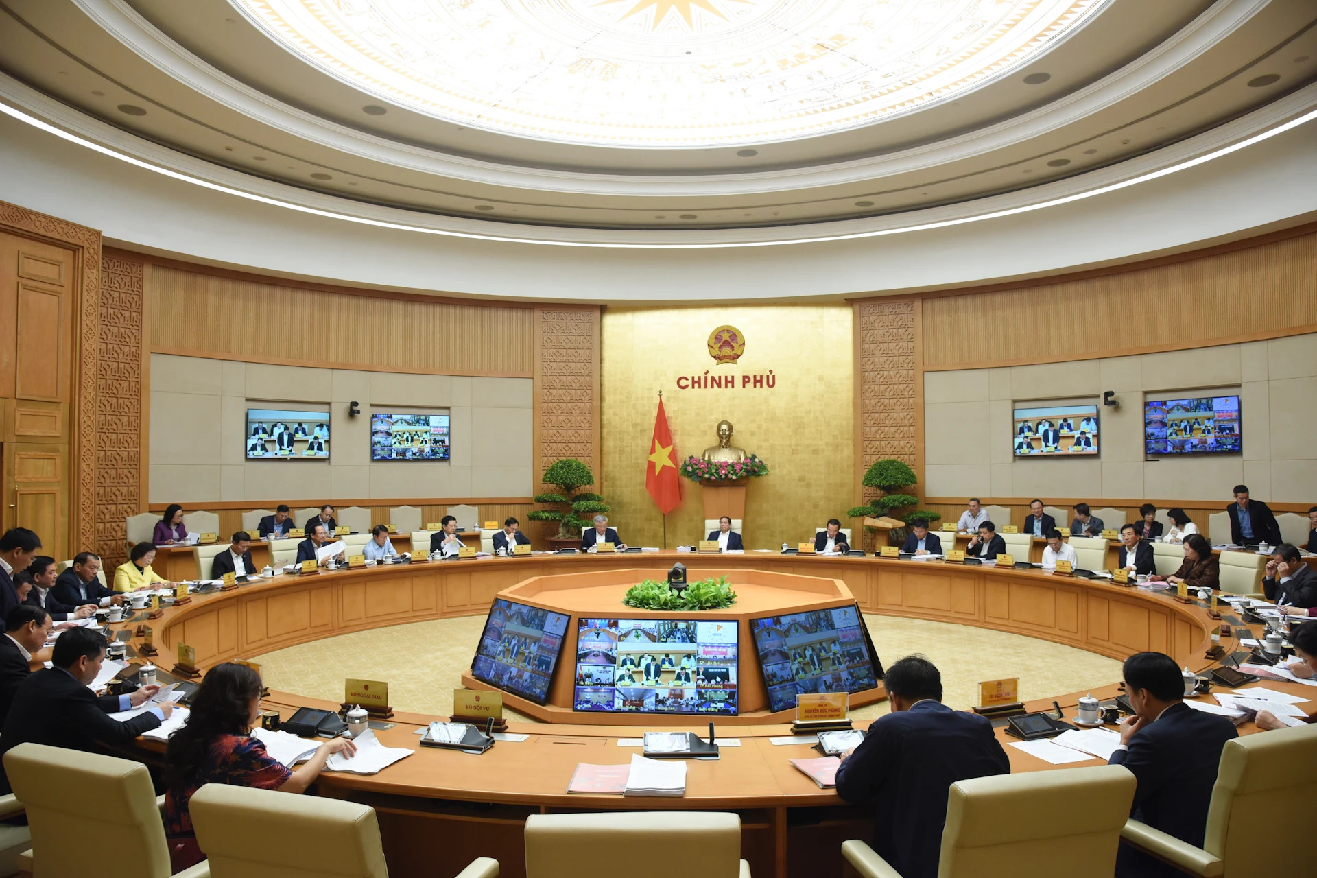 2025年3月政府例行会议场景。