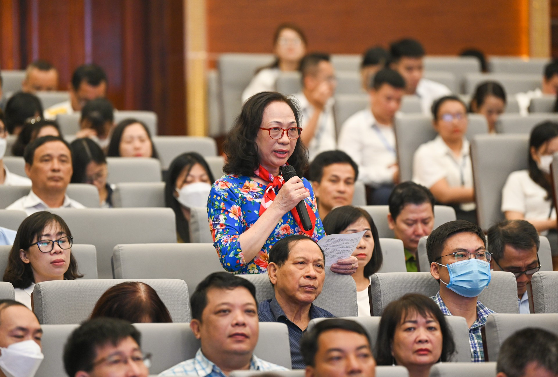 海防市吴权郡选民裴氏安就有关环保领域的问题发表讲话。 海防市吴权郡选民裴氏安就有关环保领域的问题发表讲话。