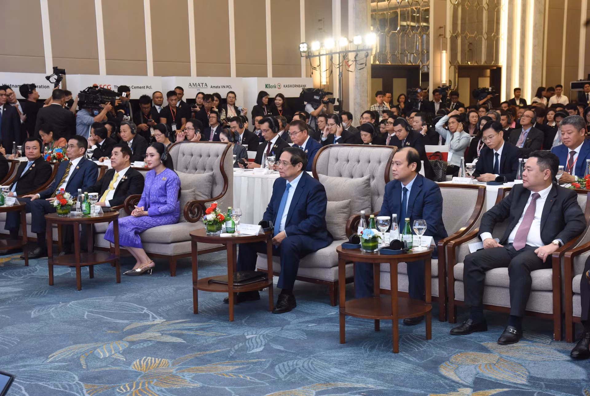 越南政府总理范明正和泰国总理佩通坦·西那瓦以及各位代表出席2025年越泰企业论坛。