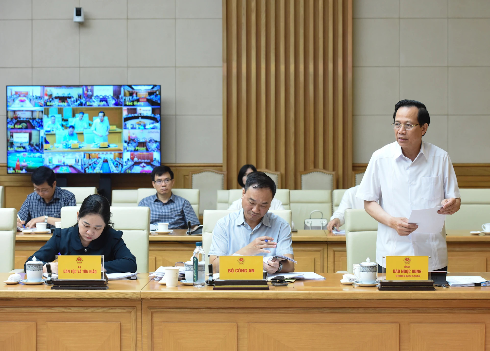 民族与宗教部部长陶玉容作全国危旧房清零行动报告。