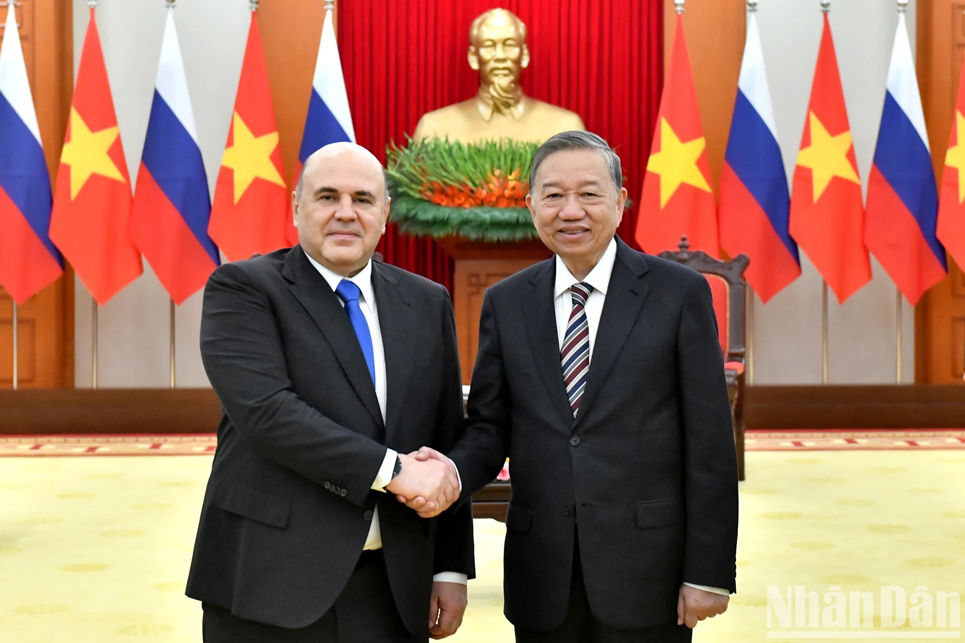 越共中央总书记苏林和俄罗斯联邦政府总理米舒斯京。