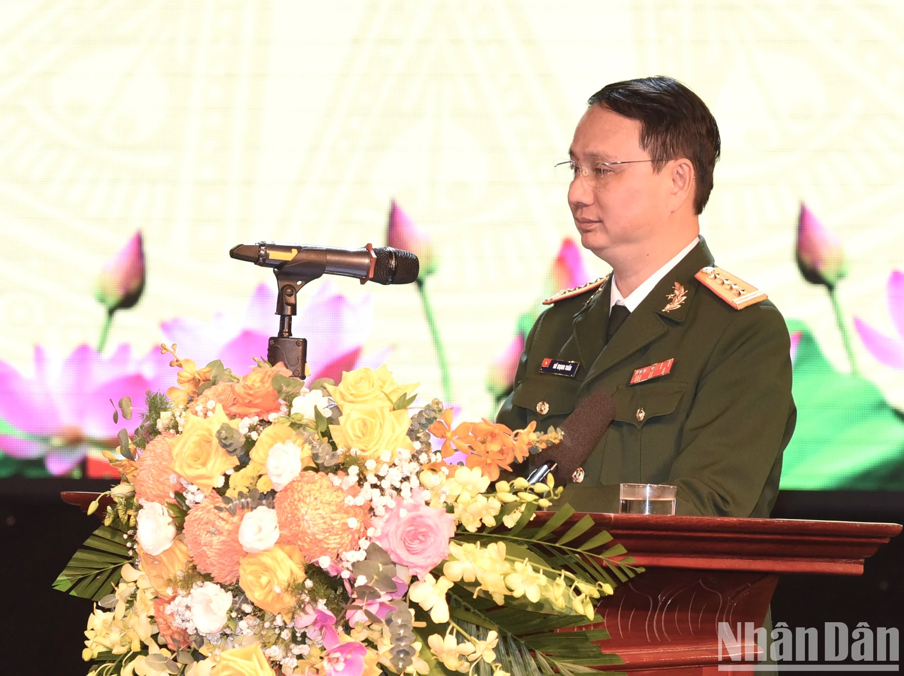 军队艺术文化大学领导向越南政府总理范明正介绍该校情况。 军队艺术文化大学领导向越南政府总理范明正介绍该校情况。