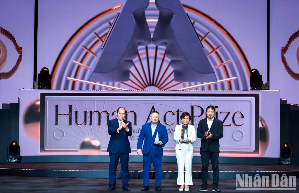 越南军队银行及富润珠宝首饰股份公司的项目获奖。