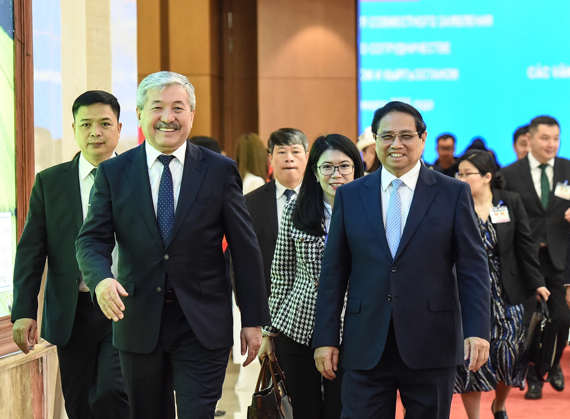 范明正总理和卡西马利耶夫总理。