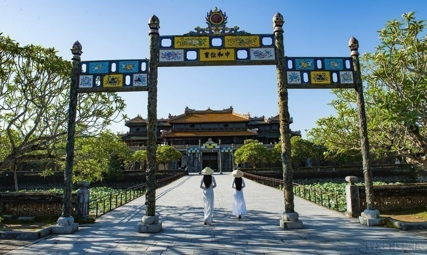 順化皇城内的建筑物上的诗文以一诗一画风格被装饰在太和殿屋顶。(图片来源:越通社) 順化皇城内的建筑物上的诗文以一诗一画风格被装饰在太和殿屋顶。(图片来源:越通社)