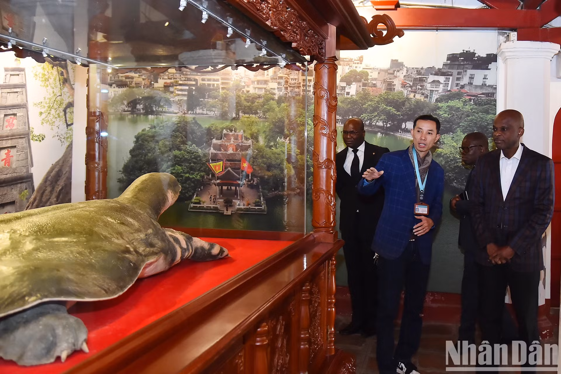 多哥外交部长罗贝尔·迪塞参观玉山祠。 多哥外交部长罗贝尔·迪塞参观玉山祠。